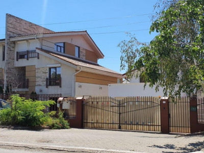 VILA DEOSEBITA IN LUMINA , ZONA CENTRALA