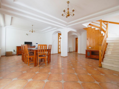 VILA DE VANZARE - FALEZA NORD - APROAPE DE PLAJA!