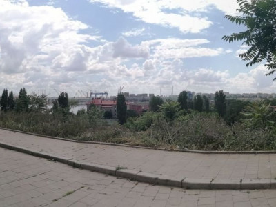 Vedere frontala la port imobil zona istorica