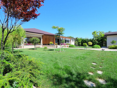 Casa superba cu finisaje lux teren imens si vecini civilizati