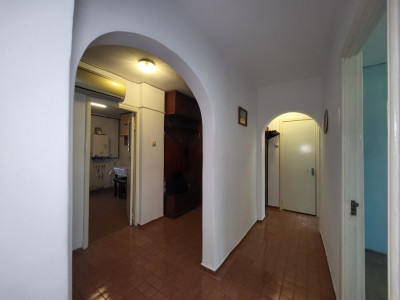 Apartament 4 camere decomandat, centrala pe gaz, zona Casa de Cultură